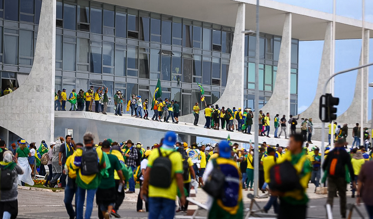 8 de janeiro na mira da mídia externa