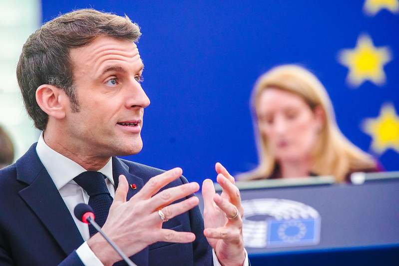 Emmanuel Macron : isolado e contestado