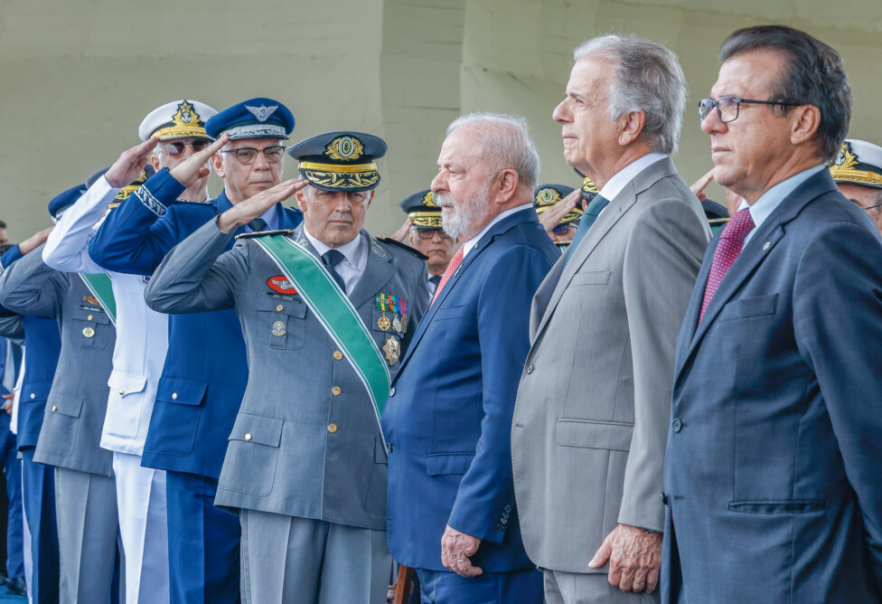 Retirada militar desarma extrema-direita no Brasil