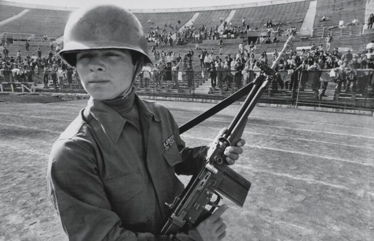 Fotos de Evandro Teixeira sobre 64 e Chile de 73 viajam ao Rio e a Santiago