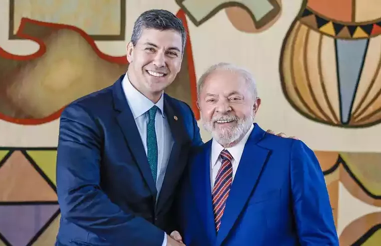 Lula vai à posse de presidente do Paraguai; sindicatos protestam contra privatização