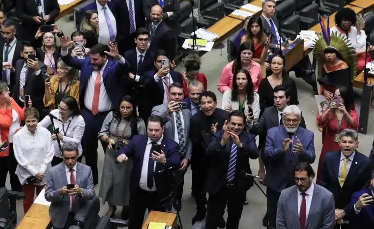 Congresso Nacional “passa a boiada” e derruba veto de Lula ao marco temporal