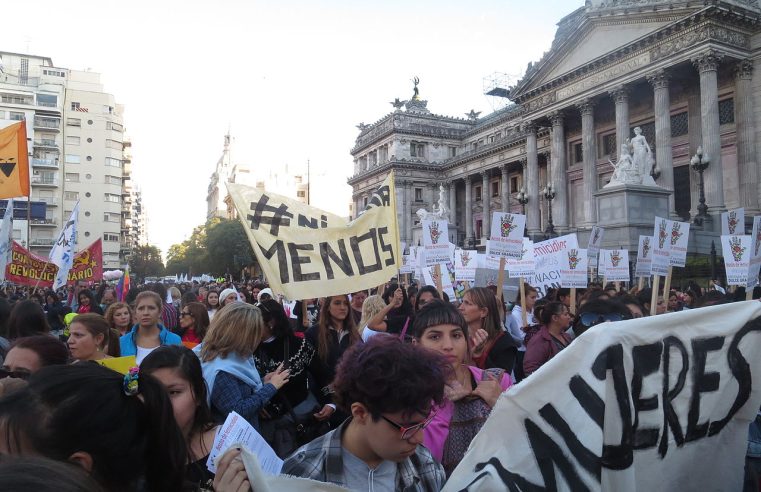 O extremismo de Milei ameaça as conquistas das mulheres na Argentina