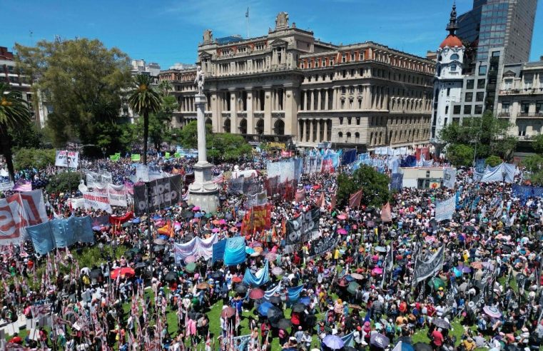 Protesto contra Milei recebe apoio de trabalhadores do Brasil e de diversos países