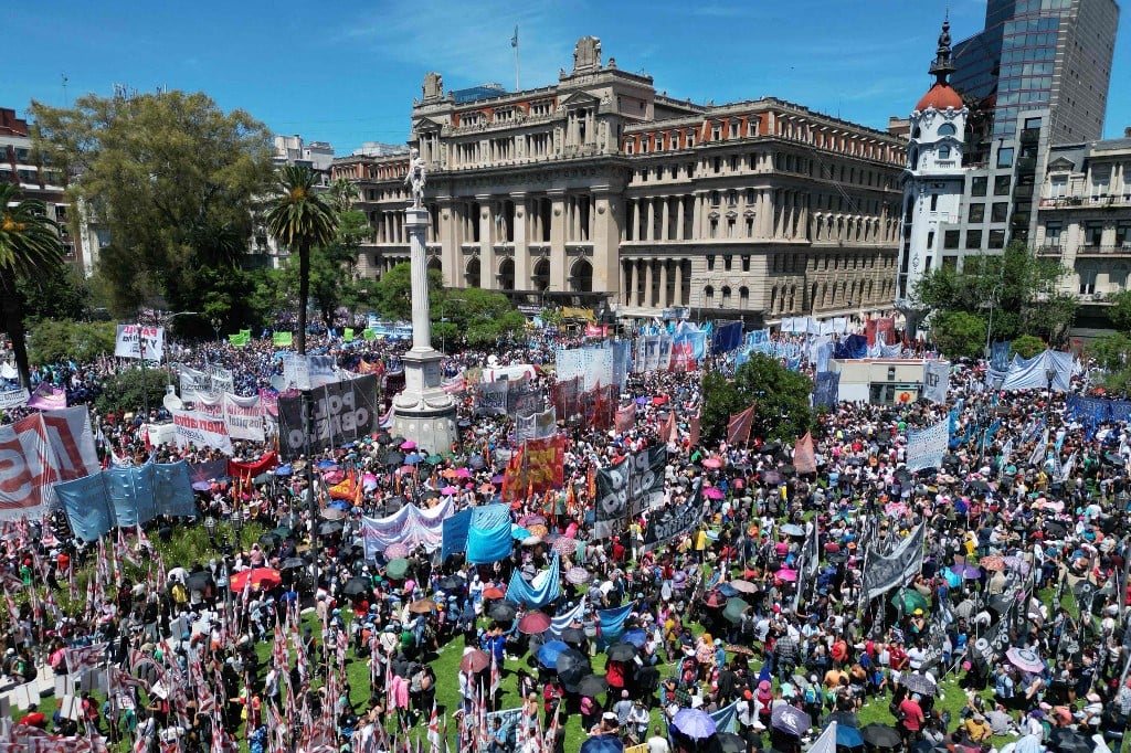 Protesto contra Milei recebe apoio de trabalhadores do Brasil e de diversos países