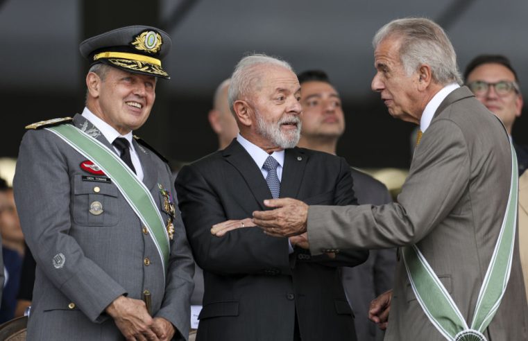 Em cerimônia com Lula, comandante do Exército defende a democracia