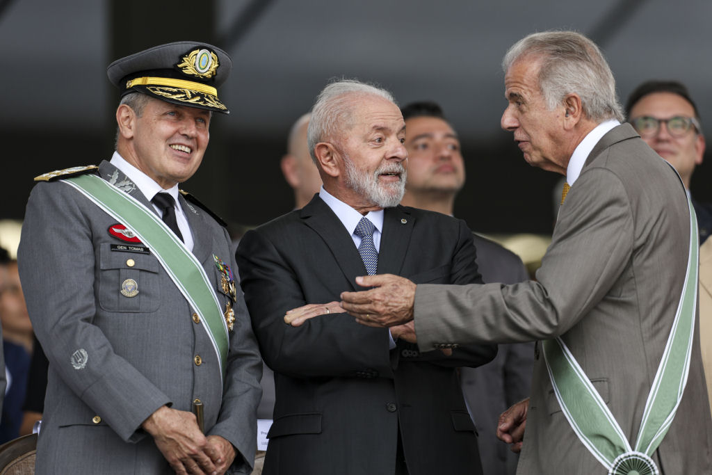 Em cerimônia com Lula, comandante do Exército defende a democracia