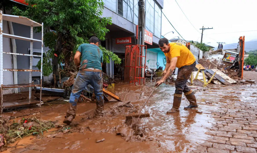 Guaíba transborda e invade centro histórico de Porto Alegre; Governo federal adia ‘Enem dos concursos’