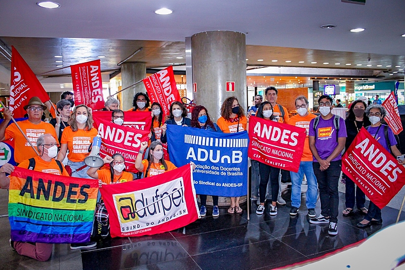 Docentes de universidades federais iniciam semana de luta em Brasília