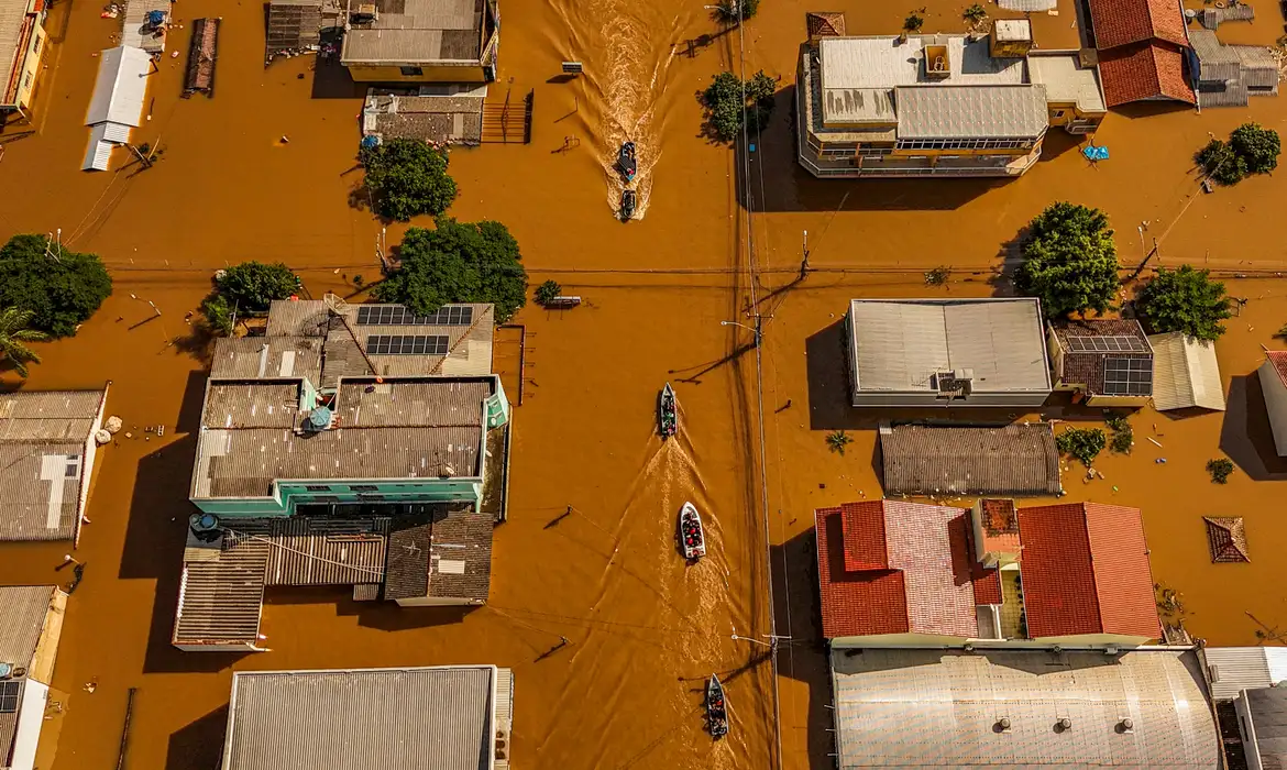Devastação no Rio Grande do Sul: “Já vi outras enchentes, mas nada como isso”, diz morador de Canoas, uma das cidades mais atingidas