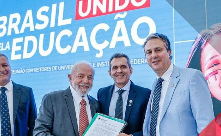 Lula anuncia R$ 5,5 bi para ensino superior e pede fim de paralisação em instituições federais