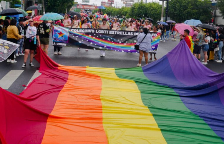 Bukele demoniza a população LGBTQIA+ para justificar demissões em El Salvador 
