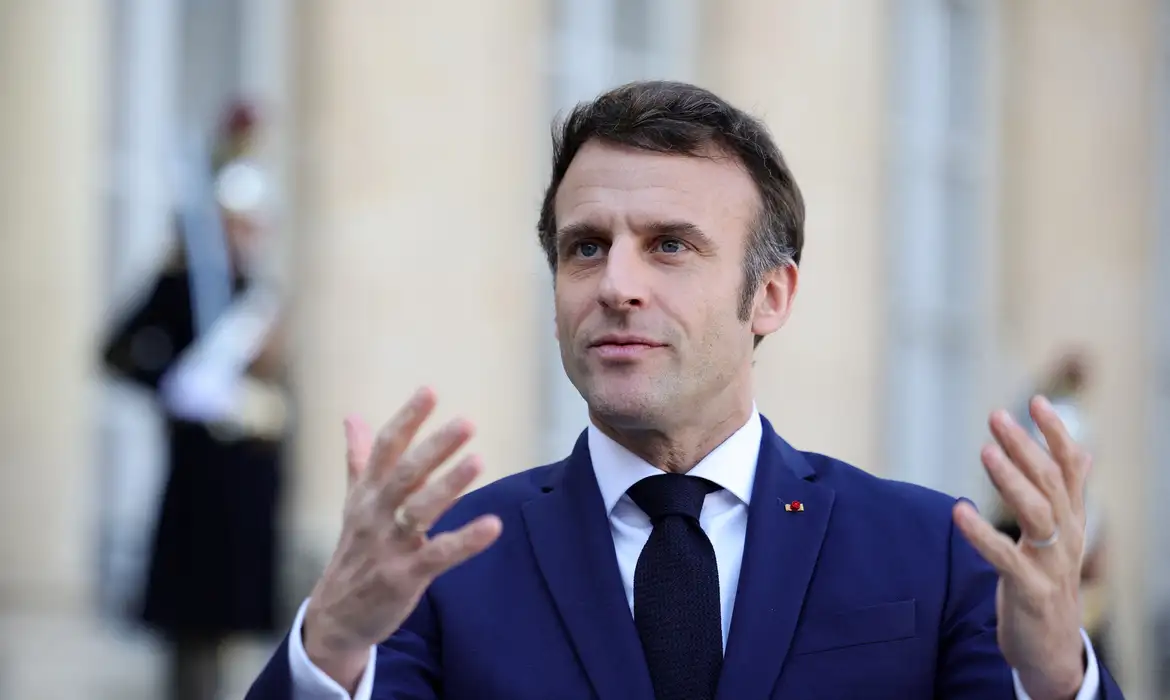 Macron acusado de negar a democracia