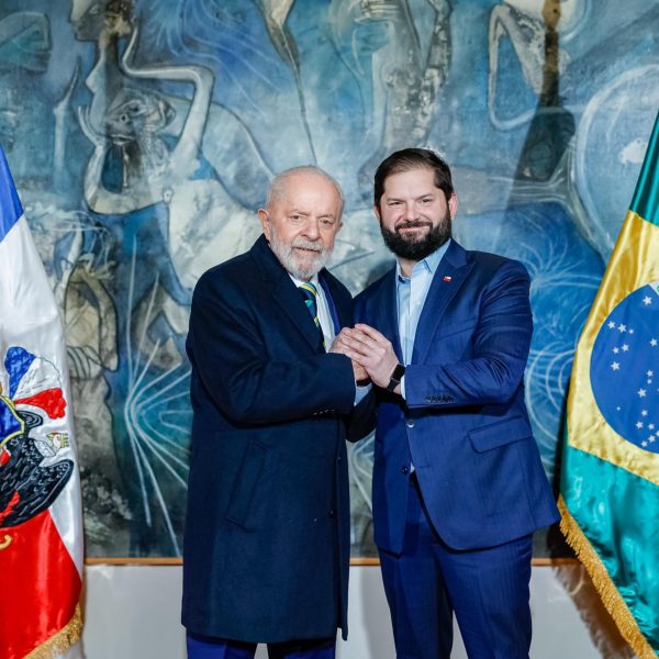 No Chile, Lula pede diálogo e respeito à tolerância popular na Venezuela; Boric não se manifesta